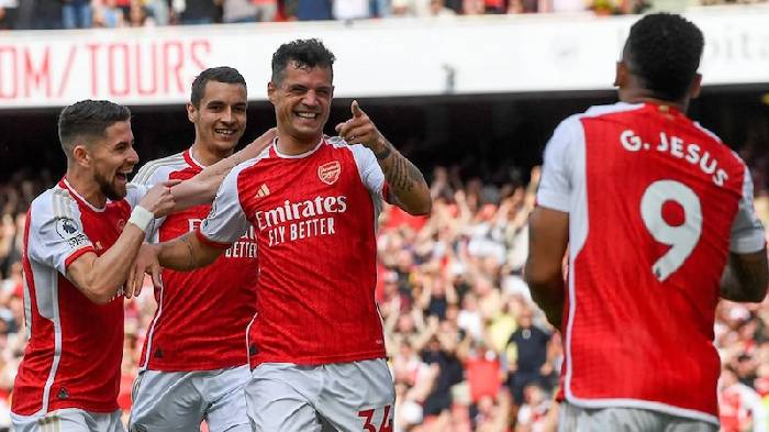 'Anh ta nên ở lại giúp đỡ Arsenal, thay vì nằng nặc đòi ra đi'