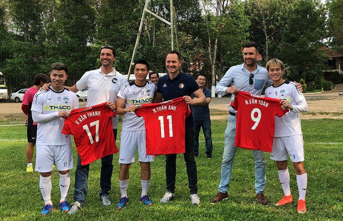 Bầu Đức ký hợp tác chiến lược với đội bóng cũ của Van Persie