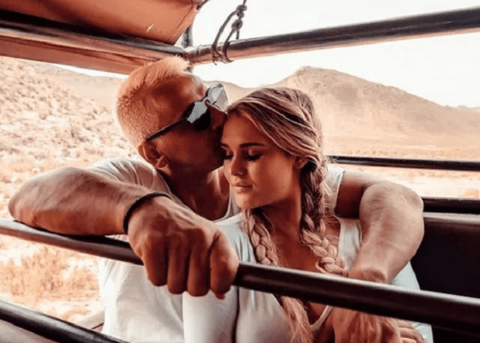 Người đẹp náo loạn CK C1 khoe được cầu thủ Liverpool tán tỉnh