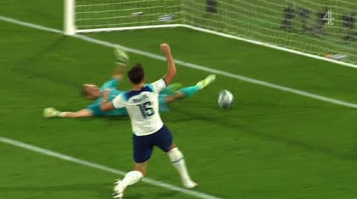 Maguire lại tấu hề với bàn phản lưới nhà ngờ nghệch