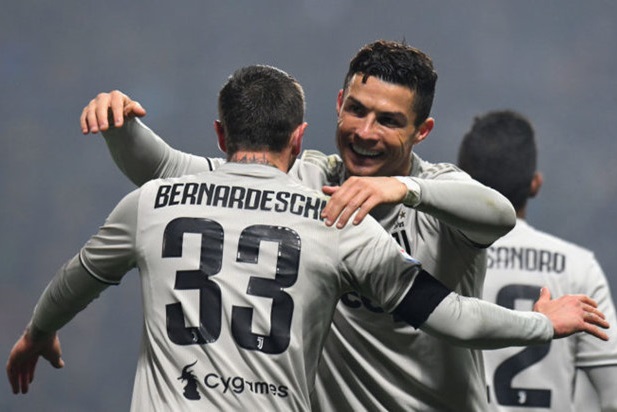 Chiếc giày vàng châu Âu: Ronaldo sắp bắt kịp Messi