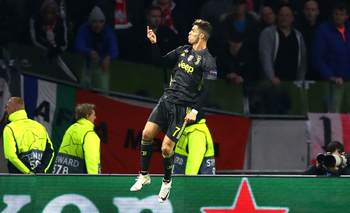 Ronaldo bị tấn công khi ăn mừng bàn thắng