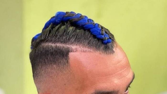 Carlos Tevez tái xuất với mái tóc không đụng hàng