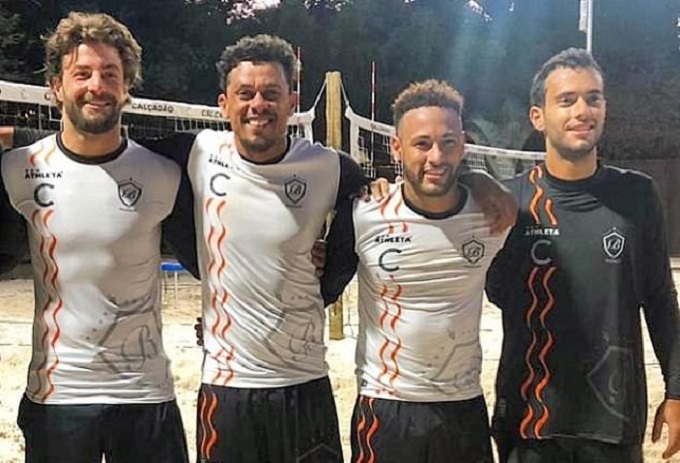 Phớt lờ lệnh tập trung của PSG, Neymar về quê chơi...bóng chuyền