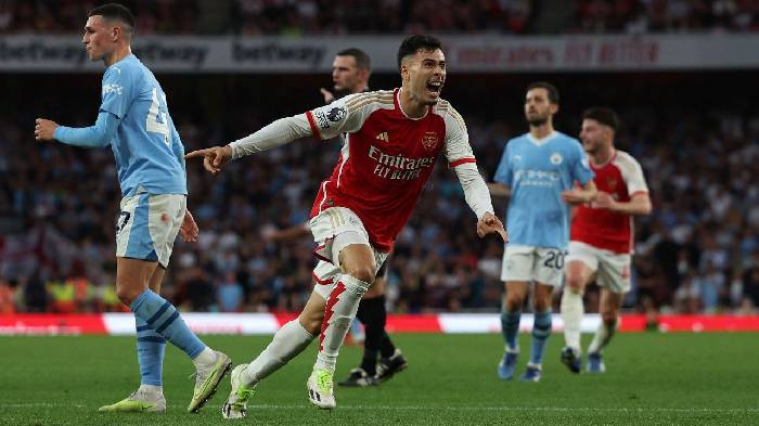 Trọng tài thừa nhận Man City hưởng lợi từ VAR trước Arsenal