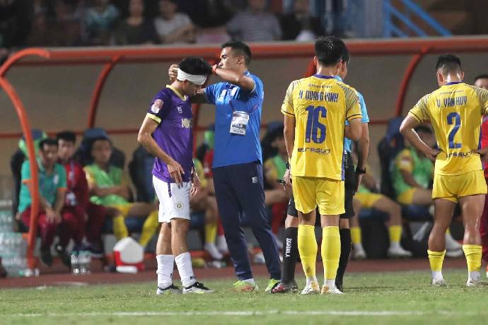 Văn Quyết lên tiếng sau pha va chạm với cầu thủ SLNA