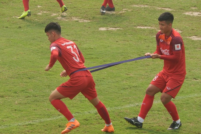 Hà Đức Chinh méo mặt với bài tập lạ của HLV thể lực Hàn Quốc