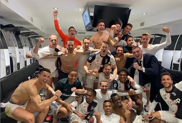 Ronaldo tiếp xúc gần với cầu thủ đầu tiên của Juventus nhiễm Covid-19