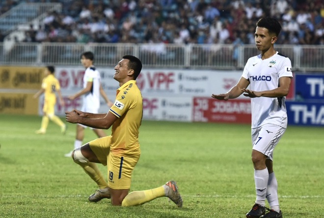 Kết quả V-League h&ocirc;m nay 12/6: TP.HCM mất ng&ocirc;i đầu, HAGL bắt kịp H&agrave; Nội