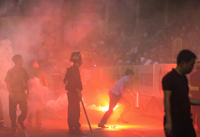 Sau sự cố pháo sáng, sân Hàng Đẫy có thể bị 'treo' đến hết mùa giải