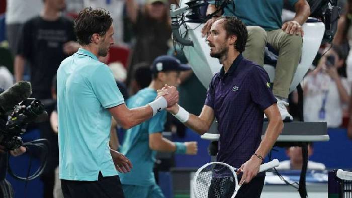 Rinderknech ngược dòng hạ Medvedev, gặp em họ Vacherot ở chung kết Shanghai Masters