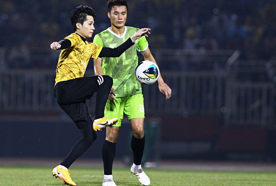 Dũng 'gôn' đá hộ công, đối đầu tiền đạo Jack 'Hải đường'