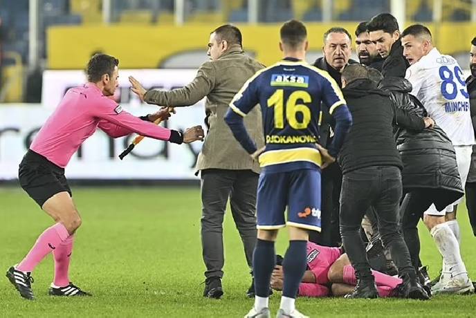 CỰC SỐC! Chủ tịch hạ knock-out trọng tài ngay trên sân