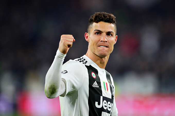 Ronaldo mừng phát khóc sau hat-trick giúp Juve vào tứ kết