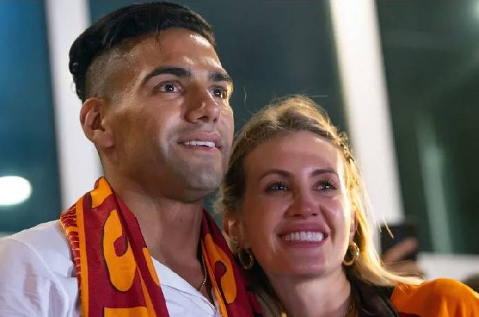 Falcao tươi cười bên vợ sau chấn thương vỡ xương mặt