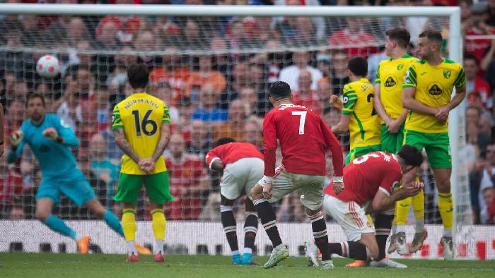 Huyền thoại Man City: 'Ronaldo sút phạt có ra cái gì đâu, toàn là ăn may'