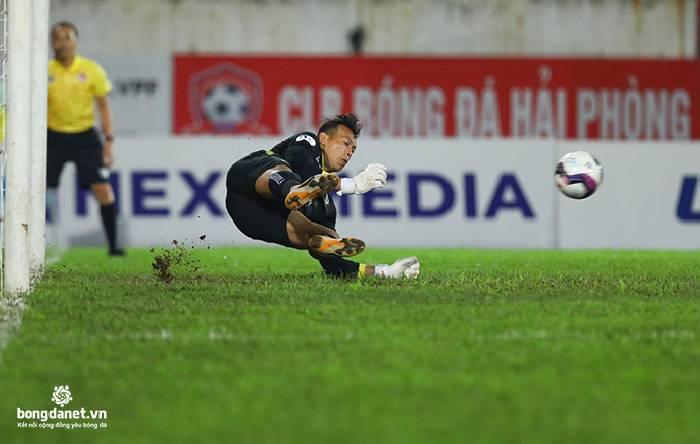 Tấn Trường: 'Tôi bị hớ khi cản cú sút 11m của Jermie Lynch'