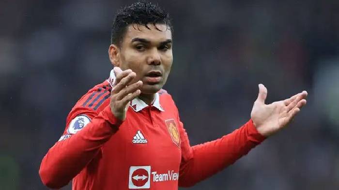 Phản ứng của Casemiro khi trên sân xảy ra xô xát khiến CĐV bật cười