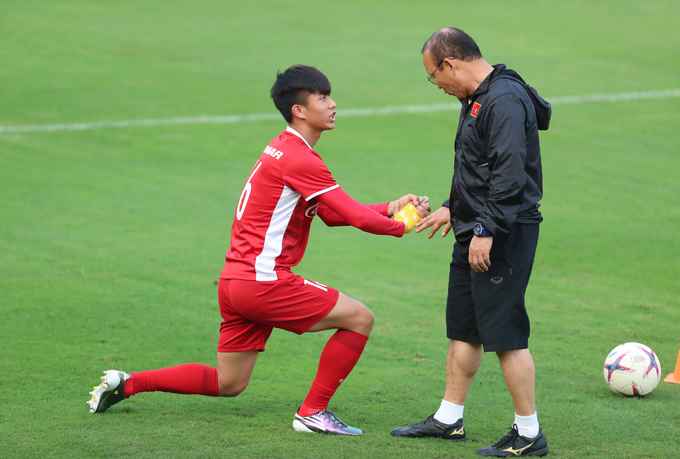 Phan Văn Đức tái phát chấn thương, thầy Park hành động gấp rút