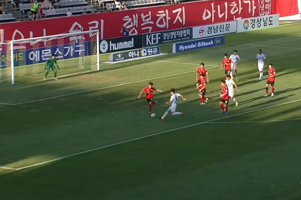 Gyeongnam 3-3 Ulsan Hyundai: Kịch t&iacute;nh đến ph&uacute;t b&ugrave; giờ