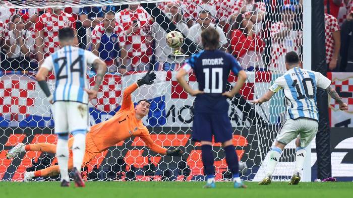 Messi bất ngờ bị loạt huyền thoại “quay lưng” trên sóng truyền hình