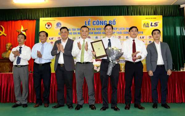 Giải b&oacute;ng đ&aacute; nữ VĐQG 2019 thay đổi luật chơi, giải thưởng lớn