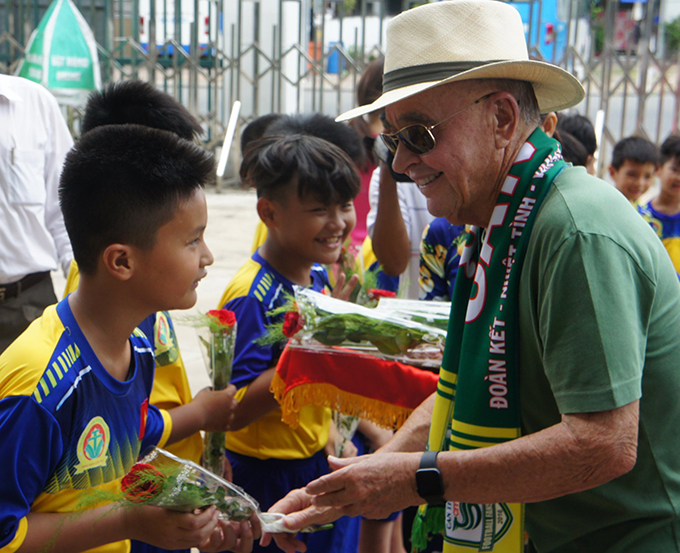 Ông chủ Tottenham thăm CLB ở Hạng Nhất