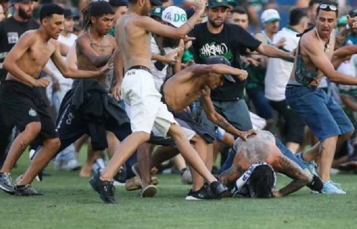 Hàng trăm CĐV hỗn chiến, đuổi đánh cầu thủ ở Brazil