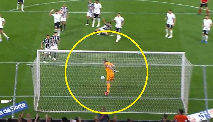 HLV thót tim vì thủ môn né bóng, để đối thủ sút tung lưới