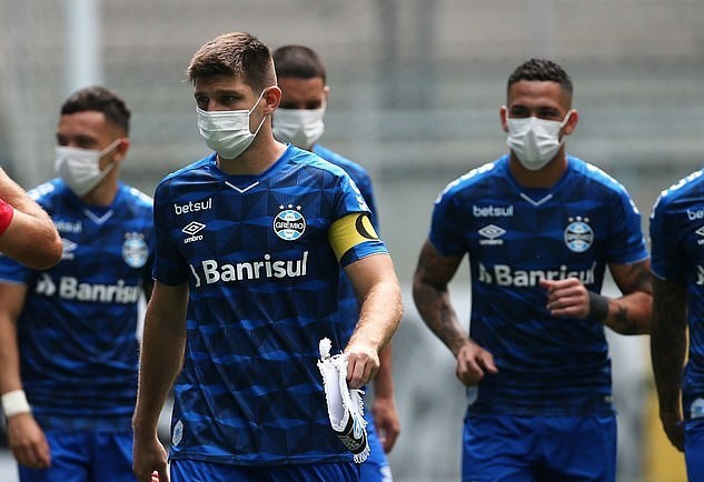 Đội bóng đầu tiên cho cầu thủ đeo khẩu trang ra sân thi đấu