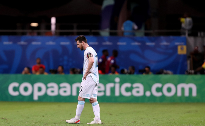 Argentina 0-2 Colombia: Carlos Queroz cao tay, Messi c&uacute;i đầu chịu phục