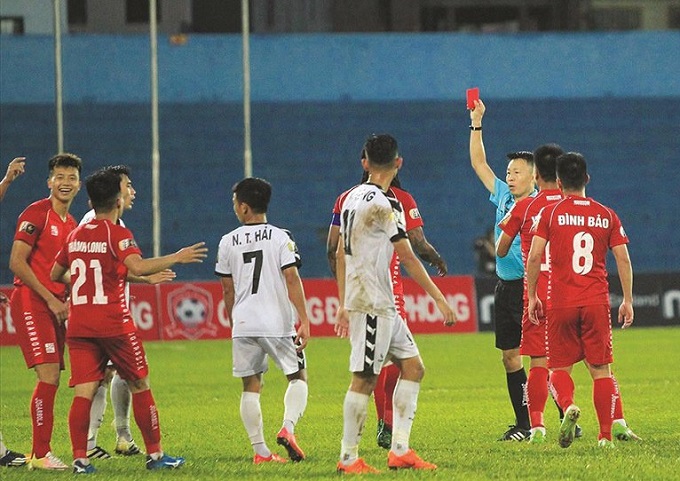 Rút nhầm thẻ đỏ, trọng tài V-League bị treo còi dài hạn
