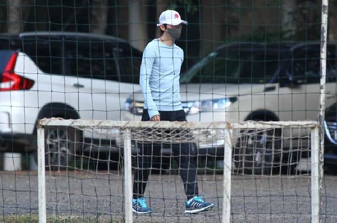 HLV Park Choong-kyun theo đội Hà Nội đến sân tập của HAGL