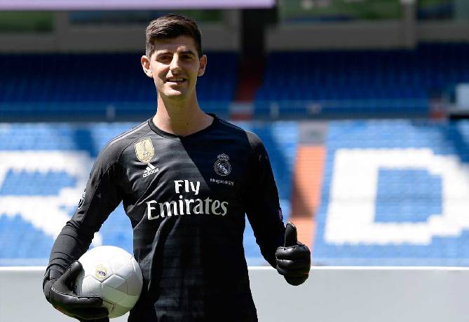 Thibaut Courtois bị đồng đội ví von là 'hươu cao cổ'