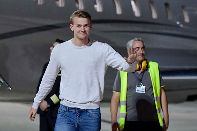 Matthijs de Ligt có mặt tại Turin, chuẩn bị gia nhập Juventus