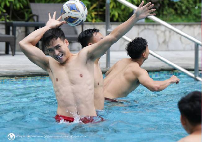 Bùi Hoàng Việt Anh, Tuấn Hải, Tiến Linh khoe body siêu phẩm tại bể bơi 