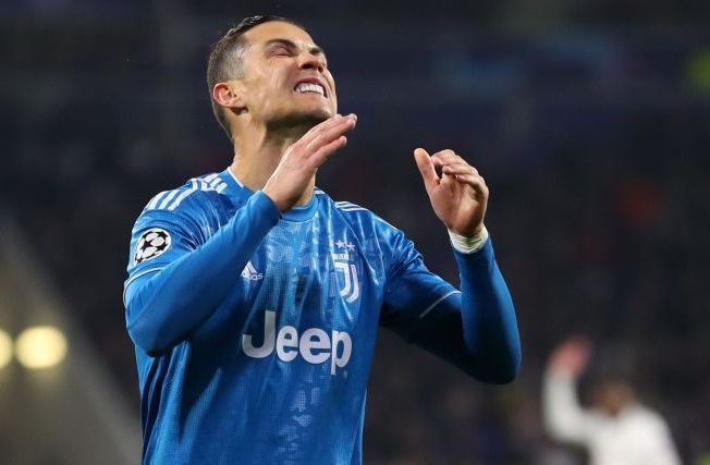 Ronaldo dính thiên tai khi về quê chống dịch Covid-19