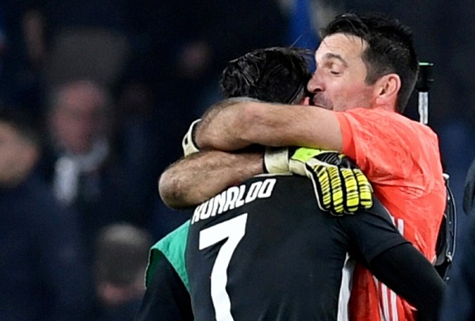 Gianluigi Buffon gia hạn hợp đồng với Juventus, thi đấu đến năm 50 tuổi