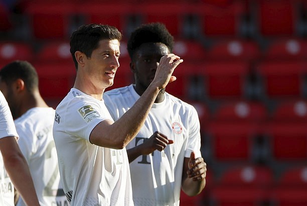 Union Berlin 0-2 Bayern: Lewandowski sánh ngang Ronaldo và Messi