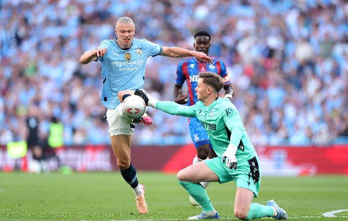 Tranh cãi tình huống Henderson thoát thẻ đỏ dù chơi bóng bằng tay ngoài vòng cấm