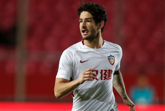 Pato tháo chạy khỏi Trung Quốc sau khi bị đồng đội đánh