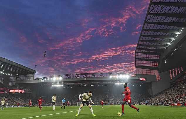 Ngoại hạng anh đá trở lại trên sân trung lập