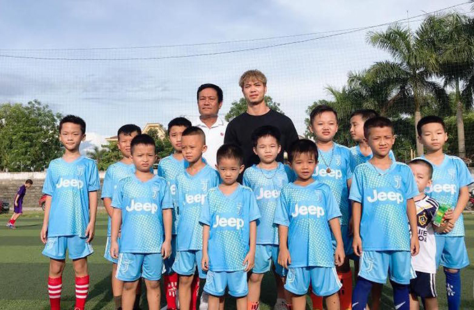 Công Phượng thăm thầy cũ trước ngày sang trời Âu