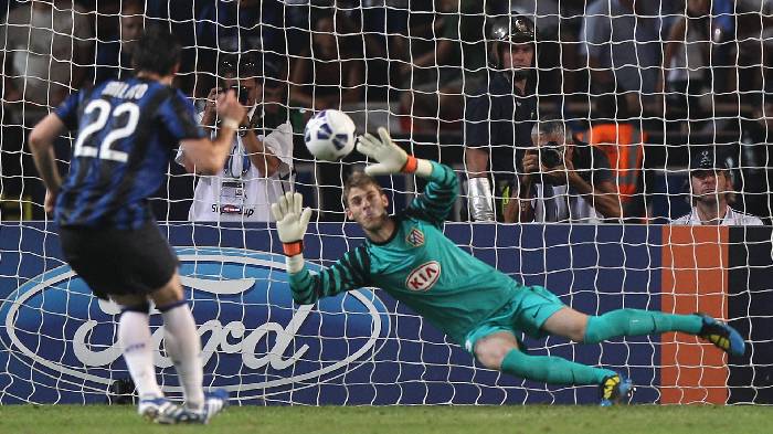 FIFA ra luật mới, cấm thủ môn 'múa quạt' khi bắt phạt đền