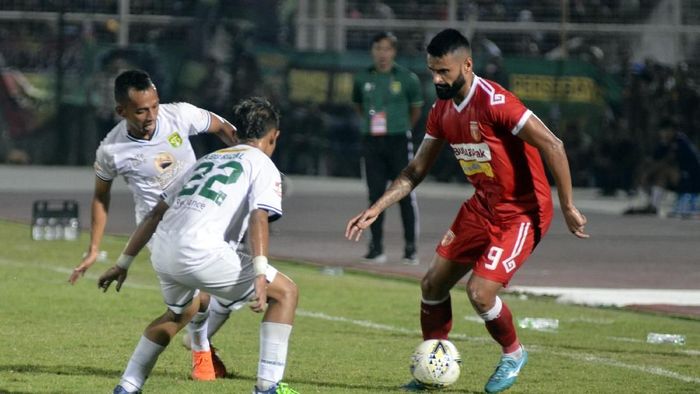 Nhận định bóng đá Persebaya Surabaya vs Badak Lampung, 15h30 ngày 21/12: Gà không lối thoát