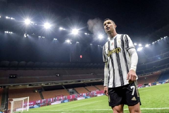 Ronaldo đang gặp vấn đề lớn với Pirlo 