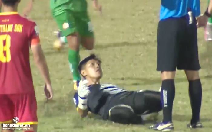 Pha ăn mừng khiêu khích trọng tài của thủ môn Cần Thơ lên báo nước ngoài
