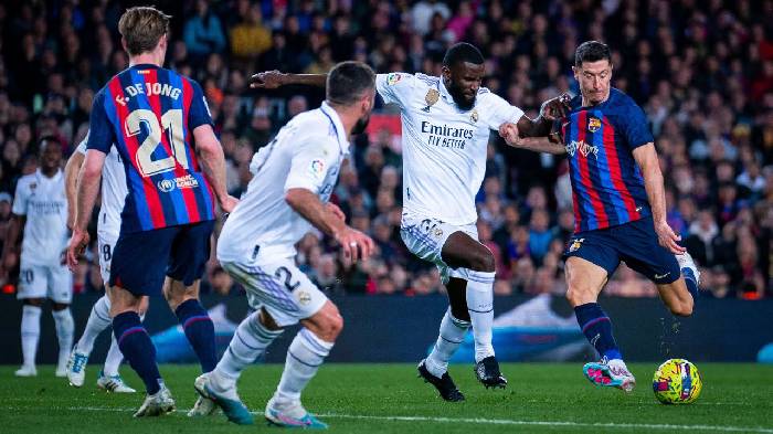 Tin Real 20/3: Vinicius bị CĐV Barca lăng mạ; Real có cột mốc buồn ở SKĐ