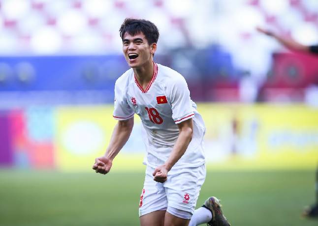 CĐV trầm trồ khen ngợi siêu phẩm đá phạt của Khuất Văn Khang