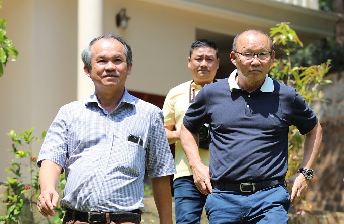 Bầu Đức sẽ dừng trả lương cho HLV Park Hang Seo